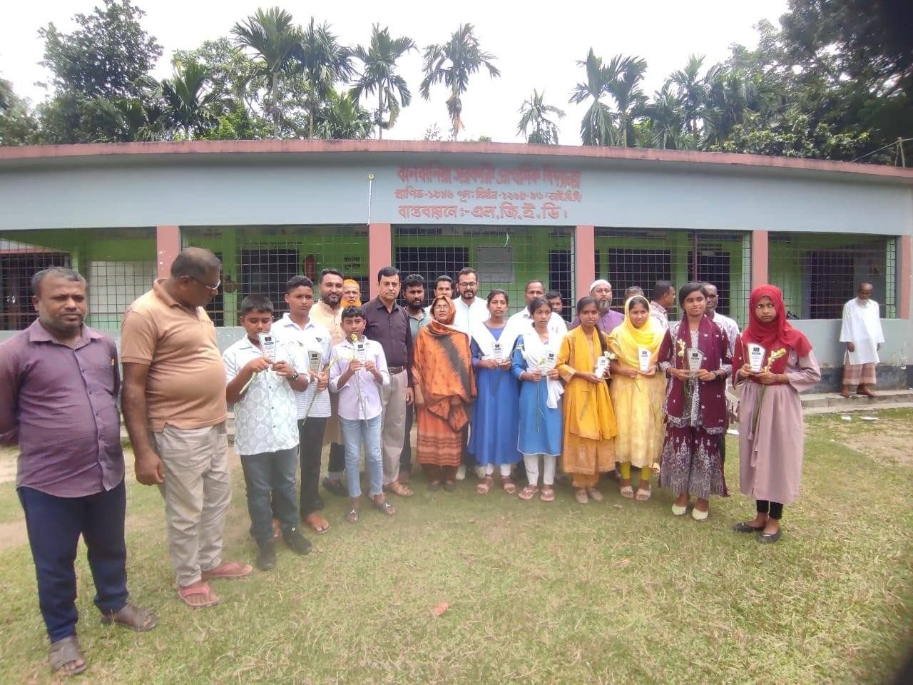 বিদ্যালয় প্রাঙ্গণে এলাকার মানুষ ও শিক্ষার্থীদের সাথে সম্মিলিত আয়োজন